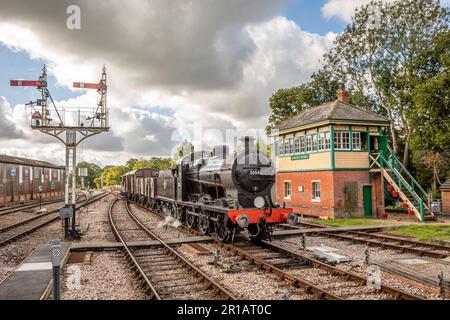 BR 'Q' Klasse 0-6-0 Nr. 30541 nähert sich Horsted Keynes mit der Bluebell Railway Stockfoto