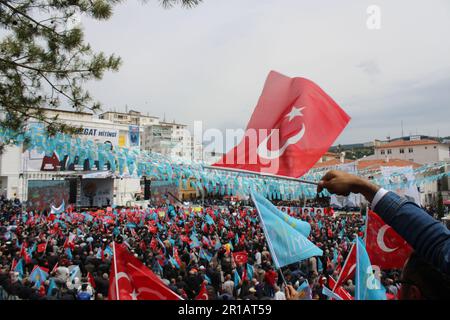 Wahlen in der Türkei 2023. Parteikundgebungen. Politik und Politik. Die Wähler schwenken die türkische Flagge. Iyı-Party. Stockfoto