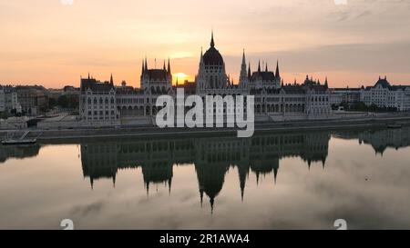 Atemberaubende Skyline mit Vogelperspektive aus der Vogelperspektive Aufnahme der Stadt Budapest. Ungarisches Parlamentsgebäude mit Donau bei Sonnenaufgang. Ungarn Stockfoto