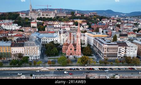 Die Szilagyi Dezso Platz Reformed Church ist eine protestantische Kirche in Budapest, Ungarn, aus der Vogelperspektive auf die Skyline von Budapest Stockfoto