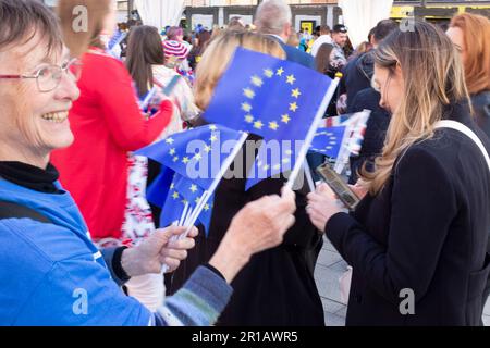 Liverpool - 12. Mai 2023 - Activisit vertreibt EU-Flaggen außerhalb der Liverpool Arena für die Vorschau auf das Finale des Eurovision Song Contest 2023. Stockfoto