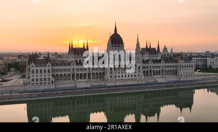 Atemberaubende Skyline mit Vogelperspektive aus der Vogelperspektive Aufnahme der Stadt Budapest. Ungarisches Parlamentsgebäude mit Donau bei Sonnenaufgang. Ungarn Stockfoto