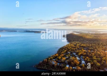 Seeufer des Lake Macquarie in Australien an der Pazifikküste von Murrays Beach bis Swansea Channel Luftlandschaft. Stockfoto