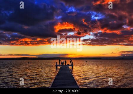 Bootsanlegestelle am Cams Wharf Murrays Beach Dörfer am Lake Macquarie in Australien bei Sonnenuntergang. Stockfoto