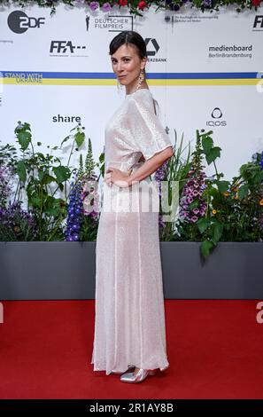 Berlin, Deutschland. 12. Mai 2023. Aylin Tezel, Schauspielerin, kommt zur Verleihung des Deutschen Filmpreises. Die „Lola“ ist Deutschlands bestausgezeichneter Kulturpreis. Kredit: Britta Pedersen/dpa/Alamy Live News Stockfoto