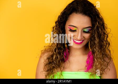 Carnival Make-up zur Feier des brasilianischen Karnevals. Make-up-Trend und Accessoires für den Karneval. Stockfoto