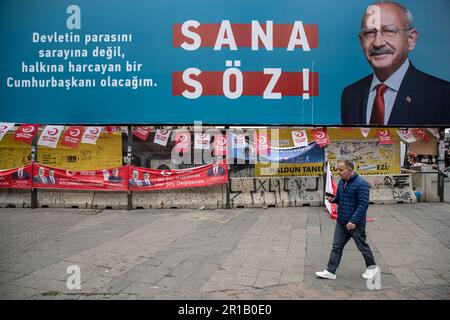 Istanbul, Türkei. 12. Mai 2023. Ein Mann geht während der Wahlkampagnen am Poster des Präsidentschaftskandidaten, Oppositionsführers, Vorsitzenden der Republikanischen Volkspartei (CHP) Kemal Kilicdaroglu vorbei. Kredit: SOPA Images Limited/Alamy Live News Stockfoto