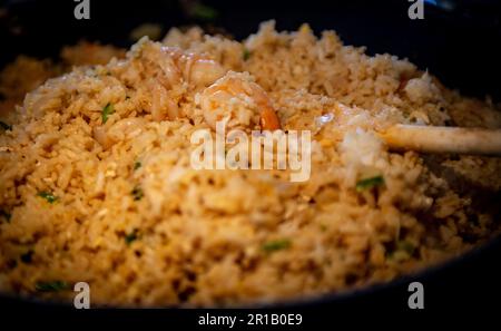 Gebratener Reis mit asiatischen Shrimps wird gekocht Stockfoto