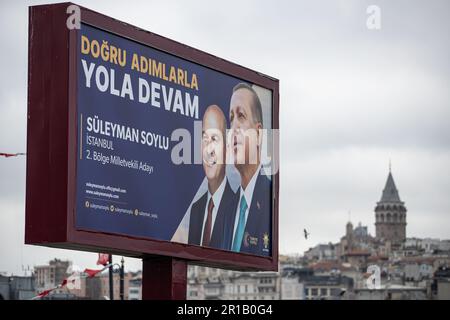 Istanbul, Türkei. 12. Mai 2023. Das Poster des Präsidentschaftskandidaten, des Präsidenten der Republik Türkei, Recep Tayyip Erdogan, und des stellvertretenden Kandidaten von Istanbul, Innenminister Suleyman Soylu, während der Wahlkampagnen. Kredit: SOPA Images Limited/Alamy Live News Stockfoto