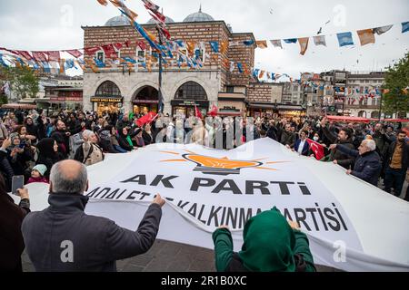 Istanbul, Türkei. 12. Mai 2023. Begeisterten Bürgern wurde die Unterstützung des Präsidentschaftskandidaten der Republik Türkei, Recep Tayyip Erdogan, während der Wahlkampagnen zuteil. (Foto: Onur Dogman/SOPA Images/Sipa USA) Guthaben: SIPA USA/Alamy Live News Stockfoto