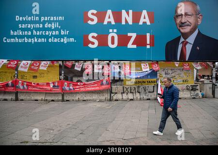 Istanbul, Türkei. 12. Mai 2023. Ein Mann geht während der Wahlkampagnen am Poster des Präsidentschaftskandidaten, Oppositionsführers, Vorsitzenden der Republikanischen Volkspartei (CHP) Kemal Kilicdaroglu vorbei. (Foto: Onur Dogman/SOPA Images/Sipa USA) Guthaben: SIPA USA/Alamy Live News Stockfoto