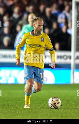 Peterborough, Großbritannien. 12. Mai 2023 Barry Bannan (10 Sheffield Wednesday) kontrolliert den Ball während der Sky Bet League 1 Play Off Semi Final 1. Leg zwischen Peterborough und Sheffield Wednesday an der London Road, Peterborough, am Freitag, den 12. Mai 2023. (Foto: Kevin Hodgson | MI News) Guthaben: MI News & Sport /Alamy Live News Stockfoto