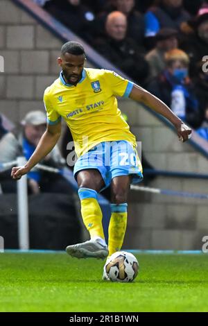 Peterborough, Großbritannien. 12. Mai 2023 Michael Ihiekwe (20 Sheffield Wednesday) gibt den Ball während der Sky Bet League 1 Play Off Semi Final 1. Leg zwischen Peterborough und Sheffield Wednesday an der London Road, Peterborough, am Freitag, den 12. Mai 2023. (Foto: Kevin Hodgson | MI News) Guthaben: MI News & Sport /Alamy Live News Stockfoto