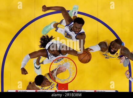 San Francisco, Usa. 10. Mai 2023. Der Golden State Warriors' Kevon Looney (5) und Andrew Wiggins (22) kämpfen in der zweiten Hälfte von Game 5 um eine Erholung gegen den LeBron James der Los Angeles Lakers (6) im Western Conference Semifinals im Chase Center am 10. Mai 2023 in San Francisco. (Foto: Nhat V. Meyer/Bay Area News Group/TNS/Sipa USA) Guthaben: SIPA USA/Alamy Live News Stockfoto