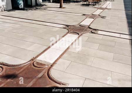 Straßenfliesen mit Metallbodenanzeigen, Nahaufnahme Stockfoto