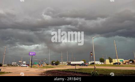 EMPORIA, KANSAS - 11. MAI 2023 Stratokumuluswolken nähern sich von Westen einem schweren Gewitter, das Hagelsteine erzeugen konnte. Stockfoto