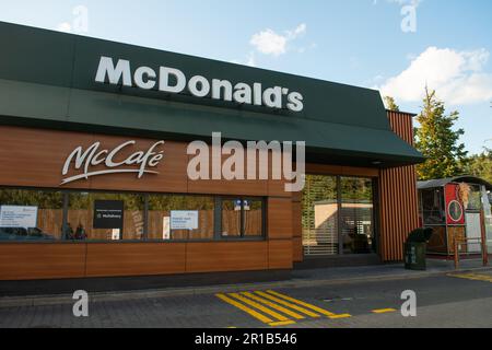 WARSCHAU, POLEN - 16. SEPTEMBER 2022: Blick auf das McDonald's Restaurant im Freien Stockfoto