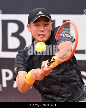 Rom, Italien. 12. Mai 2023. Wu Yibing aus China kehrt während des Spiels von Wu Yibing aus China und Francisco Cerundolo aus Argentinien in der Runde 64 beim Tennisturnier der Men's ATP Rome Open in Rom, Italien, am 12. Mai 2023 zurück. Kredit: Alberto Lingria/Xinhua/Alamy Live News Stockfoto