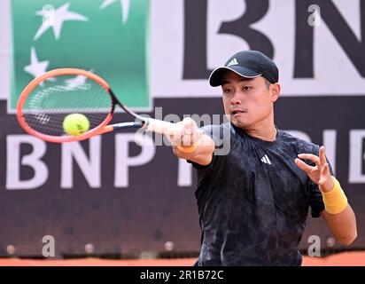 Rom, Italien. 12. Mai 2023. Wu Yibing aus China kehrt während des Spiels von Wu Yibing aus China und Francisco Cerundolo aus Argentinien in der Runde 64 beim Tennisturnier der Men's ATP Rome Open in Rom, Italien, am 12. Mai 2023 zurück. Kredit: Alberto Lingria/Xinhua/Alamy Live News Stockfoto