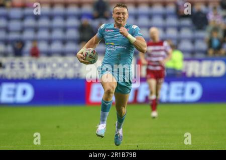 Harry Newman #3 von Leeds Rhinos läuft mit dem Ball während des Spiels der Betfred Super League Round 12 Wigan Warriors vs Leeds Rhinos im DW Stadium, Wigan, Großbritannien, 12. Mai 2023 (Foto von Gareth Evans/News Images) Stockfoto