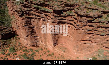 Die atemberaubende, rötliche Landschaft des Ischigualasto Provincial Park in der Provinz San Juan, Argentinien – auf Reisen nach Südamerika aus der Vogelperspektive Stockfoto