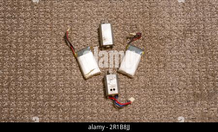 Eine Hochwinkelansicht von zwei Lithium-Batterien und Elektromotoren Stockfoto