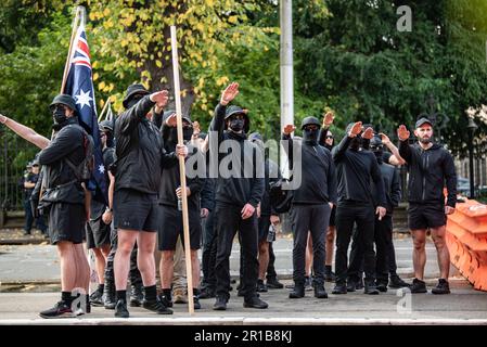 13. Mai 2023, Melbourne, Australien. Thomas Sewell (ganz rechts) und Mitglieder der Neo-Nazi-Organisation NSN protestieren gegen Einwanderung und um "Australien weiß zu halten". Kredit: Jay Kogler/Alamy Live News Stockfoto