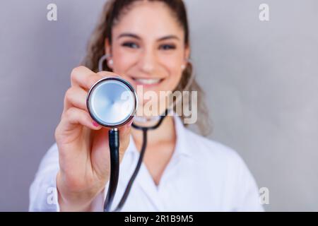 Nahaufnahme des weiblichen Arzt mit Stethoskop, Schwerpunkt Stethoskop Stockfoto