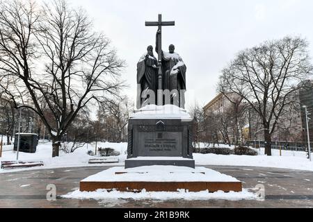 Moskau, Russland - 23. Januar 2022: Denkmal für die Brüder Cyril und Methodius - Erleuchter, Schöpfer des slawischen Alphabets, auf der Lubyansky Passage, nicht weit entfernt Stockfoto