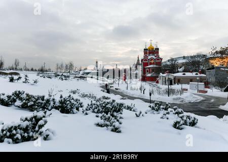 Kirche St. George der Sieger auf dem Pskov-Berg in Moskau, Russland im Winter. Stockfoto