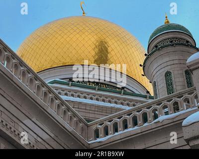 Kathedrale Moschee in Moskau, Russland. Islamische religiöse Architektur. Minarett der Moschee. Moskauer architektonisches Wahrzeichen, Denkmal. Wunderschöne Moskauer Kathedrale Stockfoto