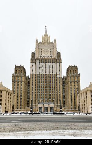 Moskau, Russland - 22. Januar 2022: Das Außenministerium der Russischen Föderation auf dem Smolenskaya-Platz Moskau, Russland. Stockfoto