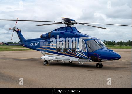 Leonardo (Augusta Westland) AW139 kommerzieller Hubschrauber C9-HMT parkte auf dem Vorfeld des Flughafens Nampula in Mosambik Stockfoto