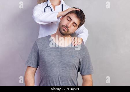 Physiotherapeut in der Klinik, Nahaufnahme Stockfoto