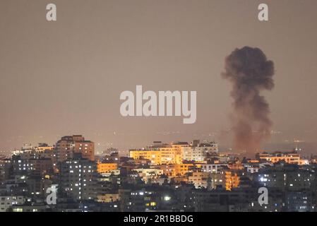 Gaza, Palästina. 11. Mai 2023. Nach einem israelischen Luftangriff in Gaza-Stadt steigt der Rauch. Militante Palästinenser in Gaza haben Raketen auf Israel abgefeuert, nachdem das israelische Militär eine Reihe von Luftangriffen auf Raketenwerfer des Islamischen Dschihad verübt hatte. Militante israelische und Gaza-Kräfte haben am 11. Mai, dem dritten Tag der schlimmsten Eskalation der Gewalt seit Monaten, schwere Feuerhandlungen betrieben, bei denen 29 Menschen in der blockierten palästinensischen Enklave und einer in Israel ums Leben kamen. (Foto: Ahmed Zakot/SOPA Images/Sipa USA) Guthaben: SIPA USA/Alamy Live News Stockfoto