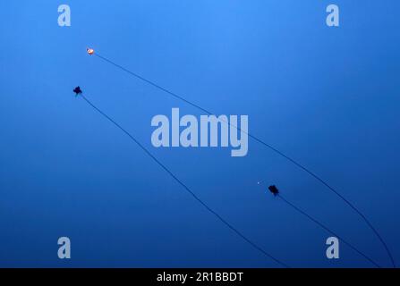 Das israelische Raketenabwehrsystem Iron Dome feuert Abfangjäger auf Raketen ab, die vom Gazastreifen in der Nähe von Sderot, Südisrael, gestartet wurden. Militante Palästinenser in Gaza haben Raketen auf Israel abgefeuert, nachdem das israelische Militär eine Reihe von Luftangriffen auf Raketenwerfer des Islamischen Dschihad verübt hatte. Militante israelische und Gaza-Kräfte haben am 11. Mai, dem dritten Tag der schlimmsten Eskalation der Gewalt seit Monaten, schwere Feuerhandlungen betrieben, bei denen 29 Menschen in der blockierten palästinensischen Enklave und einer in Israel ums Leben kamen. (Foto: Ahmed Zakot/SOPA Images/Sipa USA) Stockfoto