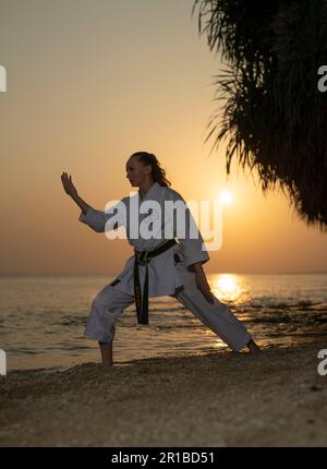 Karate-Champion Andrea Klementisová trainiert in Motobu, Okinawa, Japan Stockfoto