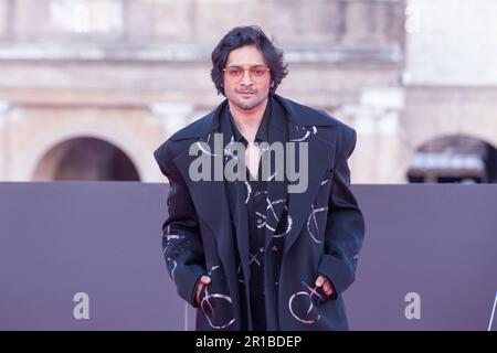 Rom, Italien. 12. Mai 2023. Ali Fazal nimmt am 12. Mai 2023 an der Premiere des Films „Fast X“ vor dem Kolosseum in Rom Teil (Foto: Matteo Nardone/Pacific Press) Kredit: Pacific Press Media Production Corp./Alamy Live News Stockfoto