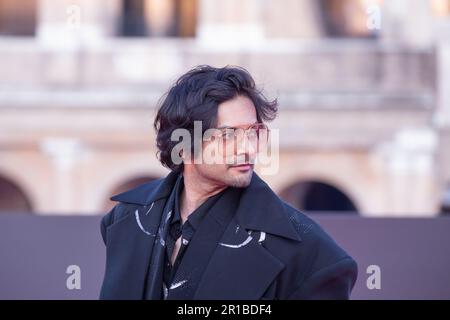 Rom, Italien. 12. Mai 2023. Ali Fazal nimmt am 12. Mai 2023 an der Premiere des Films „Fast X“ vor dem Kolosseum in Rom Teil (Foto: Matteo Nardone/Pacific Press) Kredit: Pacific Press Media Production Corp./Alamy Live News Stockfoto