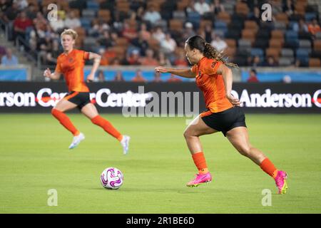 Houston, Usa. 12. Mai 2023. Houston, Texas, Mai 12. 2023: Ebony Salmon (9 Houston Dash) läuft während des regulären Saisonspiels des Houston Dash und Portland Thorns FC im Shell Energy Stadium in Houston, Texas, auf das Tor zu. (GIA Quilap/SPP) Guthaben: SPP Sport Press Photo. Alamy Live News Stockfoto