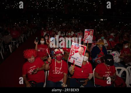 Nonthaburi, Nonthaburi, Thailand. 12. Mai 2023. Die meisten Fans tragen rote Hemden und nehmen am 12. Mai 2023 an der Kampagnenrede der Pheu Thai Party in IMPACT Arena, Exhibition & Convention Center, Provinz Nonthaburi (nördlich von Bangkok) Teil. In Thailand finden die Parlamentswahlen für Sonntag, den 14. Mai, statt. (Kreditbild: © Teera Noisakran/Pacific Press via ZUMA Press Wire) NUR REDAKTIONELLE VERWENDUNG! Nicht für den kommerziellen GEBRAUCH! Stockfoto