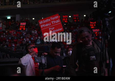 Nonthaburi, Nonthaburi, Thailand. 12. Mai 2023. Die meisten Fans tragen rote Hemden und nehmen am 12. Mai 2023 an der Kampagnenrede der Pheu Thai Party in IMPACT Arena, Exhibition & Convention Center, Provinz Nonthaburi (nördlich von Bangkok) Teil. In Thailand finden die Parlamentswahlen für Sonntag, den 14. Mai, statt. (Kreditbild: © Teera Noisakran/Pacific Press via ZUMA Press Wire) NUR REDAKTIONELLE VERWENDUNG! Nicht für den kommerziellen GEBRAUCH! Stockfoto