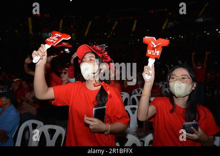 Nonthaburi, Nonthaburi, Thailand. 12. Mai 2023. Die meisten Fans tragen rote Hemden und nehmen am 12. Mai 2023 an der Kampagnenrede der Pheu Thai Party in IMPACT Arena, Exhibition & Convention Center, Provinz Nonthaburi (nördlich von Bangkok) Teil. In Thailand finden die Parlamentswahlen für Sonntag, den 14. Mai, statt. (Kreditbild: © Teera Noisakran/Pacific Press via ZUMA Press Wire) NUR REDAKTIONELLE VERWENDUNG! Nicht für den kommerziellen GEBRAUCH! Stockfoto