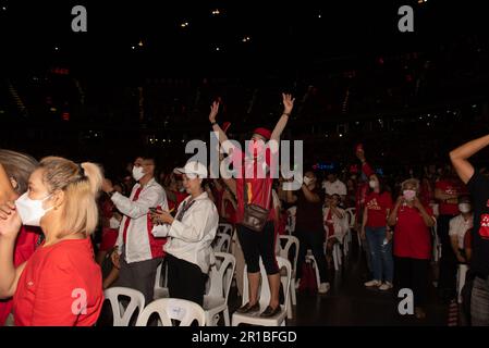 Nonthaburi, Nonthaburi, Thailand. 12. Mai 2023. Die meisten Fans tragen rote Hemden und nehmen am 12. Mai 2023 an der Kampagnenrede der Pheu Thai Party in IMPACT Arena, Exhibition & Convention Center, Provinz Nonthaburi (nördlich von Bangkok) Teil. In Thailand finden die Parlamentswahlen für Sonntag, den 14. Mai, statt. (Kreditbild: © Teera Noisakran/Pacific Press via ZUMA Press Wire) NUR REDAKTIONELLE VERWENDUNG! Nicht für den kommerziellen GEBRAUCH! Stockfoto