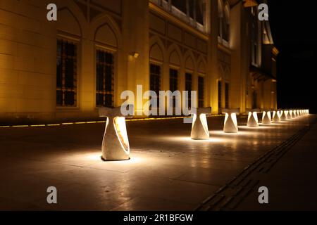 Leuchtende Laternen in der Nähe der Camlica Moschee in der Nacht Istanbul Stockfoto