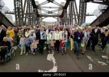 NSW Premier Morris Iemma und seine Familie nehmen zusammen mit den 200.000 Sydney-Sidern an den Feierlichkeiten zum 75. Jahrestag der Sydney Harbour Bridge Teil, die ebenfalls an einem Spaziergang über die Brücke teilnahmen, um den Jahrestag zu feiern. Auf dem Foto sehen Sie Sydney Lord Mayor Clover Moore, NSW Gouverneur Marie Bashir und (im Rollstuhl) 'Tante' Silvia Scott. Sydney, Australien. 18.03.2007. Stockfoto