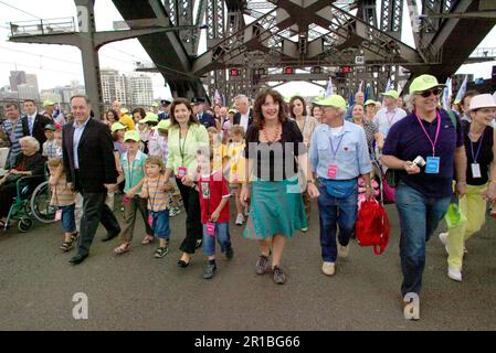 NSW Premier Morris Iemma und seine Familie nehmen zusammen mit den 200.000 Sydney-Sidern an den Feierlichkeiten zum 75. Jahrestag der Sydney Harbour Bridge Teil, die ebenfalls an einem Spaziergang über die Brücke teilnahmen, um den Jahrestag zu feiern. Sydney, Australien. 18.03.2007. Stockfoto