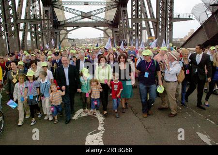 NSW Premier Morris Iemma und seine Familie nehmen zusammen mit den 200.000 Sydney-Sidern an den Feierlichkeiten zum 75. Jahrestag der Sydney Harbour Bridge Teil, die ebenfalls an einem Spaziergang über die Brücke teilnahmen, um den Jahrestag zu feiern. Auf dem Foto sind Sydney Lord Mayor Clover Moore und NSW Gouverneur Marie Bashir zu sehen. Sydney, Australien. 18.03.2007. Stockfoto