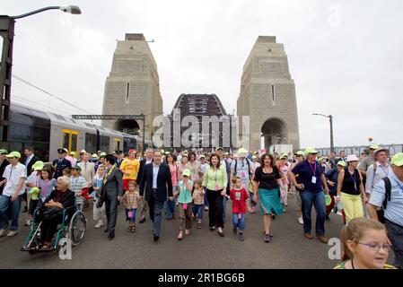 NSW Premier Morris Iemma und seine Familie nehmen zusammen mit den 200.000 Sydney-Sidern an den Feierlichkeiten zum 75. Jahrestag der Sydney Harbour Bridge Teil, die ebenfalls an einem Spaziergang über die Brücke teilnahmen, um den Jahrestag zu feiern. Auf dem Foto sehen Sie Sydney Lord Mayor Clover Moore und (im Rollstuhl) 'Tante' Silvia Scott. Sydney, Australien. 18.03.2007. Stockfoto