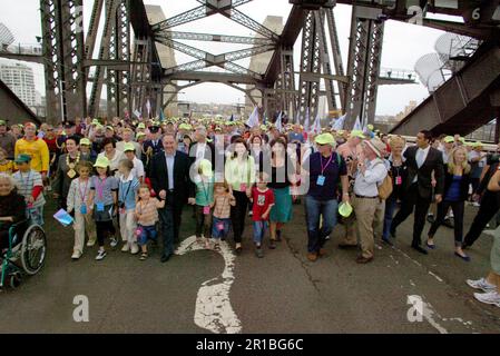 NSW Premier Morris Iemma und seine Familie nehmen zusammen mit den 200.000 Sydney-Sidern an den Feierlichkeiten zum 75. Jahrestag der Sydney Harbour Bridge Teil, die ebenfalls an einem Spaziergang über die Brücke teilnahmen, um den Jahrestag zu feiern. Auf dem Foto sehen Sie Sydney Lord Mayor Clover Moore, NSW Gouverneur Marie Bashir und (im Rollstuhl) 'Tante' Silvia Scott. Sydney, Australien. 18.03.2007. Stockfoto